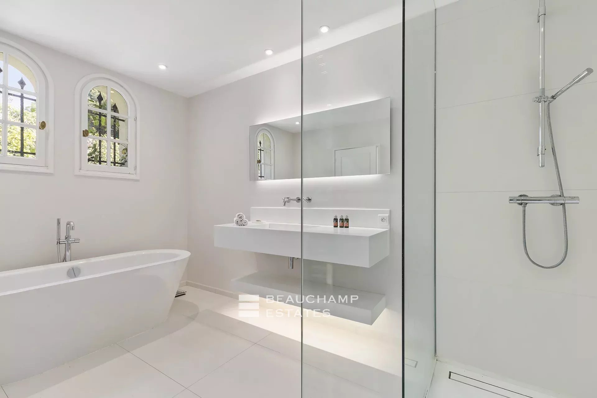 Jolie villa provençale 4 chambres dans les hauteurs de Cannes Charming 4-bedroom Provençal villa in the hills of Cannes