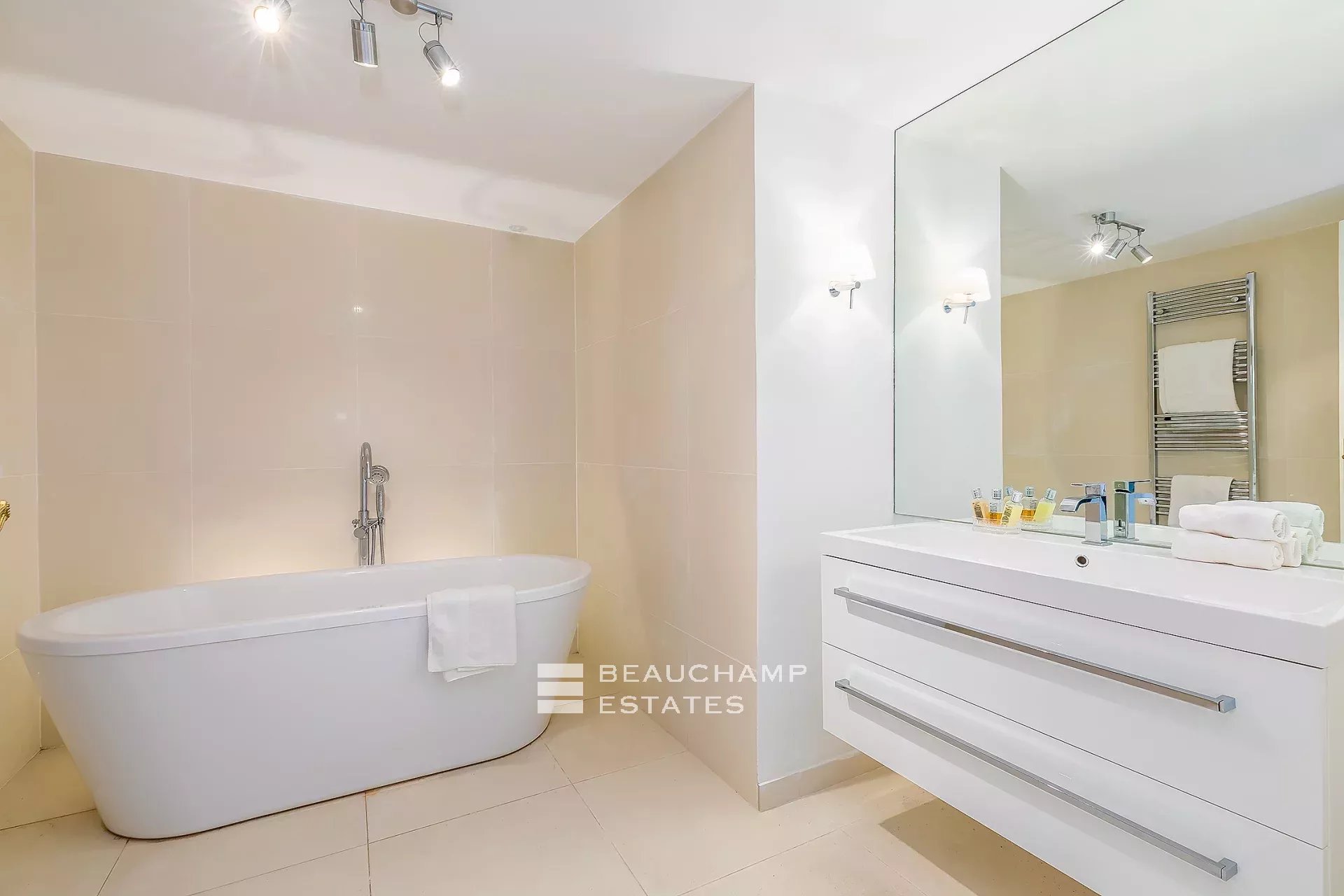 Jolie villa provençale 4 chambres dans les hauteurs de Cannes Charming 4-bedroom Provençal villa in the hills of Cannes