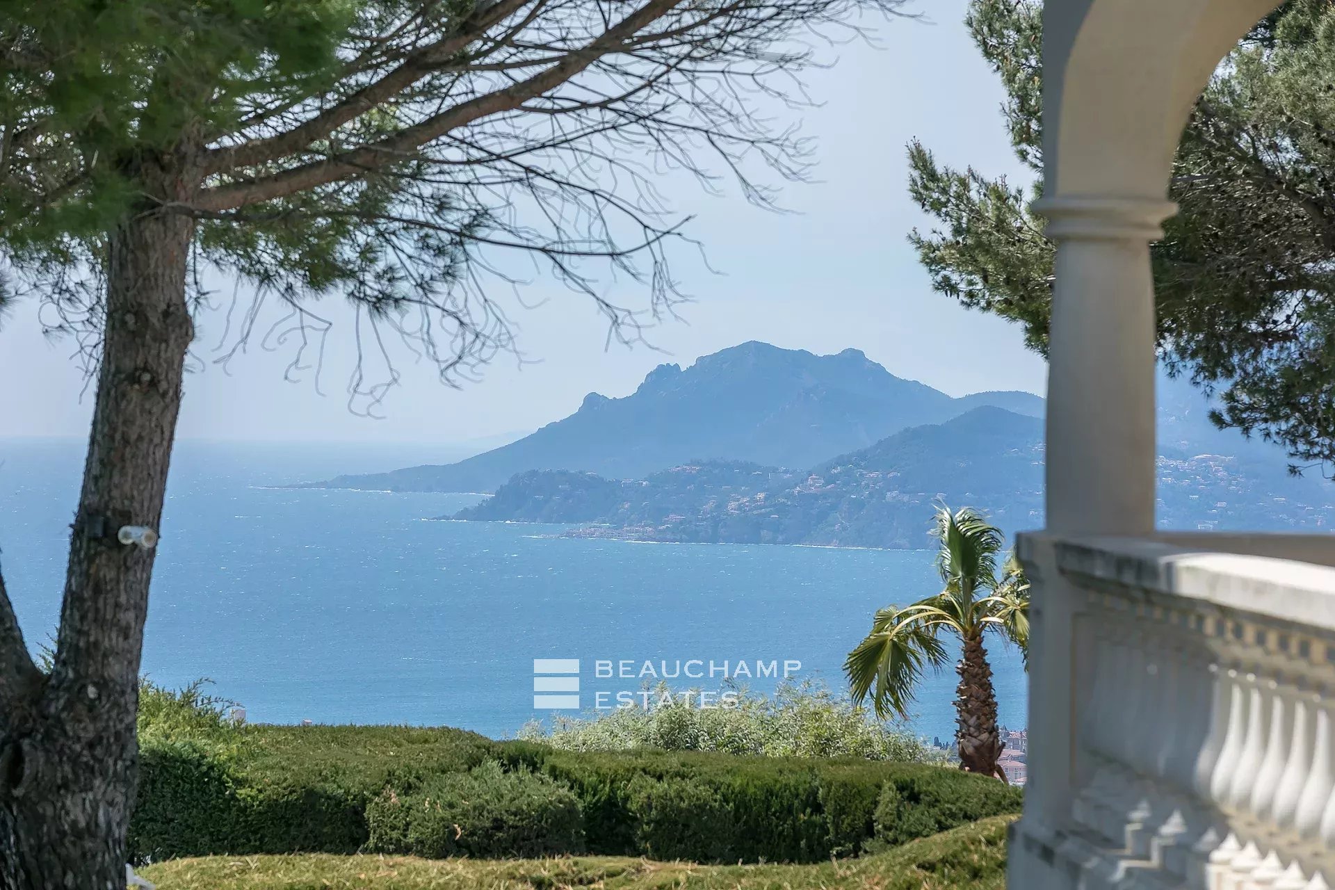 Jolie villa provençale 4 chambres dans les hauteurs de Cannes Charming 4-bedroom Provençal villa in the hills of Cannes