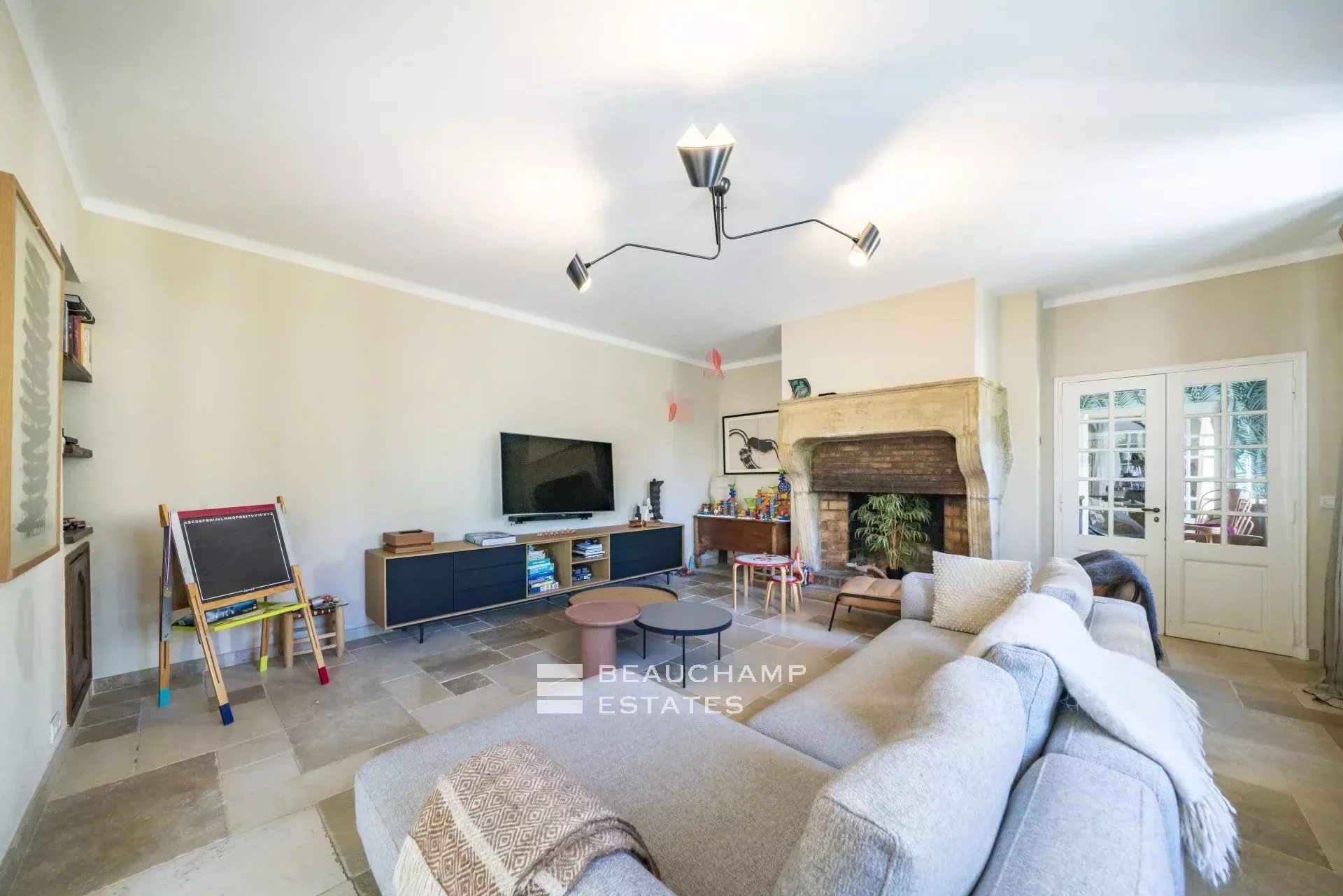 Villa de charmes de 6 chambres à proximité du vieil Antibes Charming 6-bedroom villa near Old Antibes