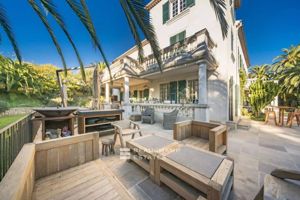 Charming 6-bedroom villa near Old Antibes