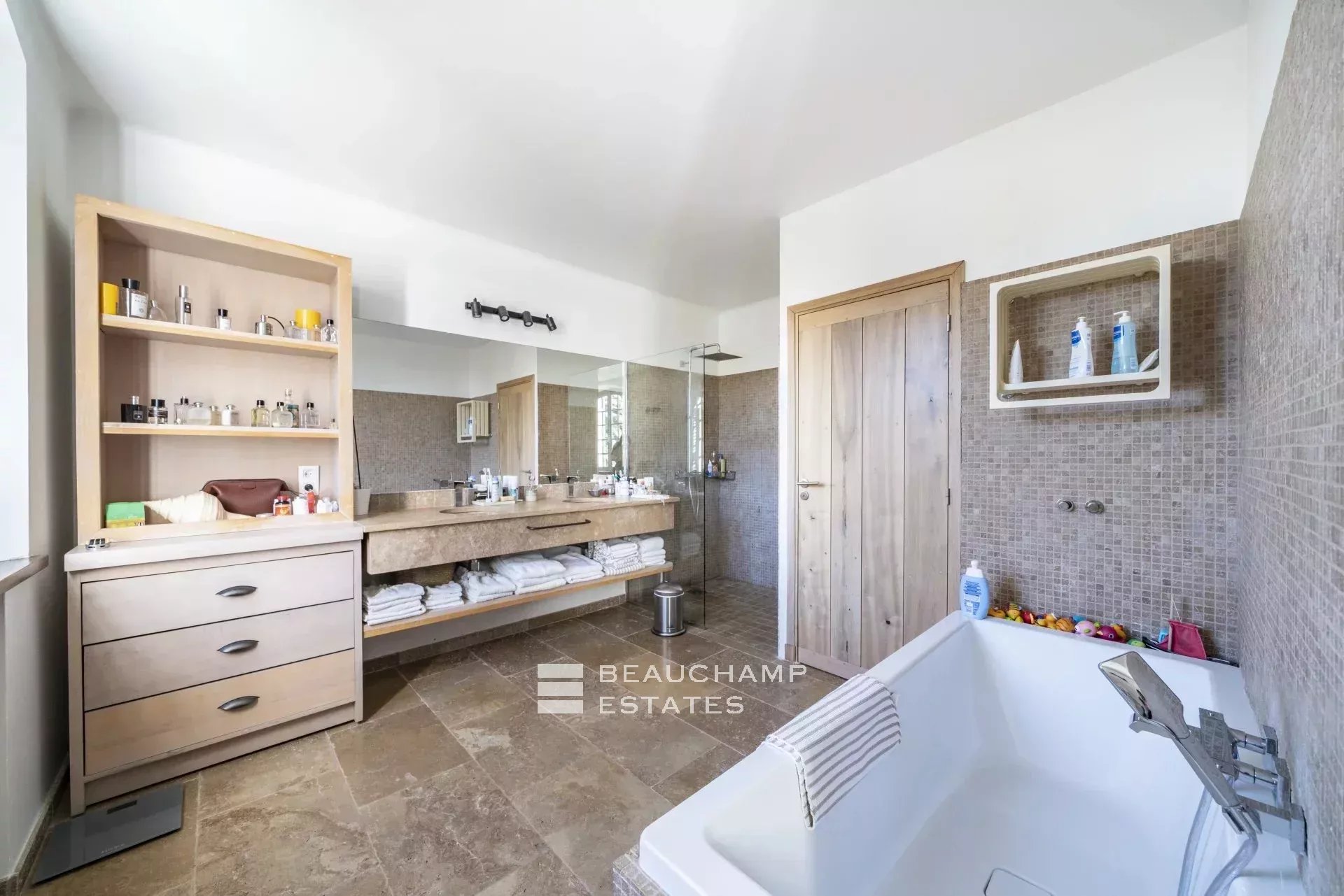 Villa de charmes de 6 chambres à proximité du vieil Antibes Charming 6-bedroom villa near Old Antibes