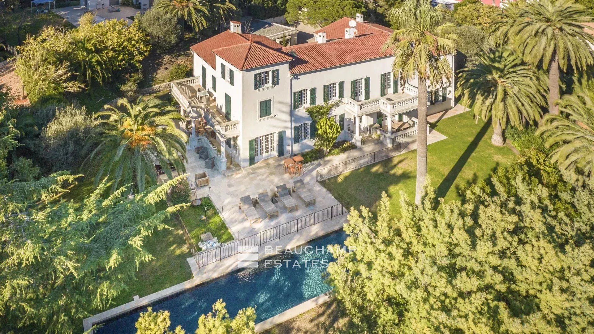 Villa de charmes de 6 chambres à proximité du vieil Antibes Charming 6-bedroom villa near Old Antibes