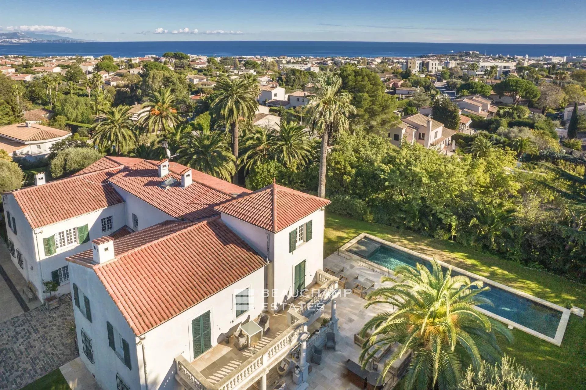 Villa de charmes de 6 chambres à proximité du vieil Antibes Charming 6-bedroom villa near Old Antibes