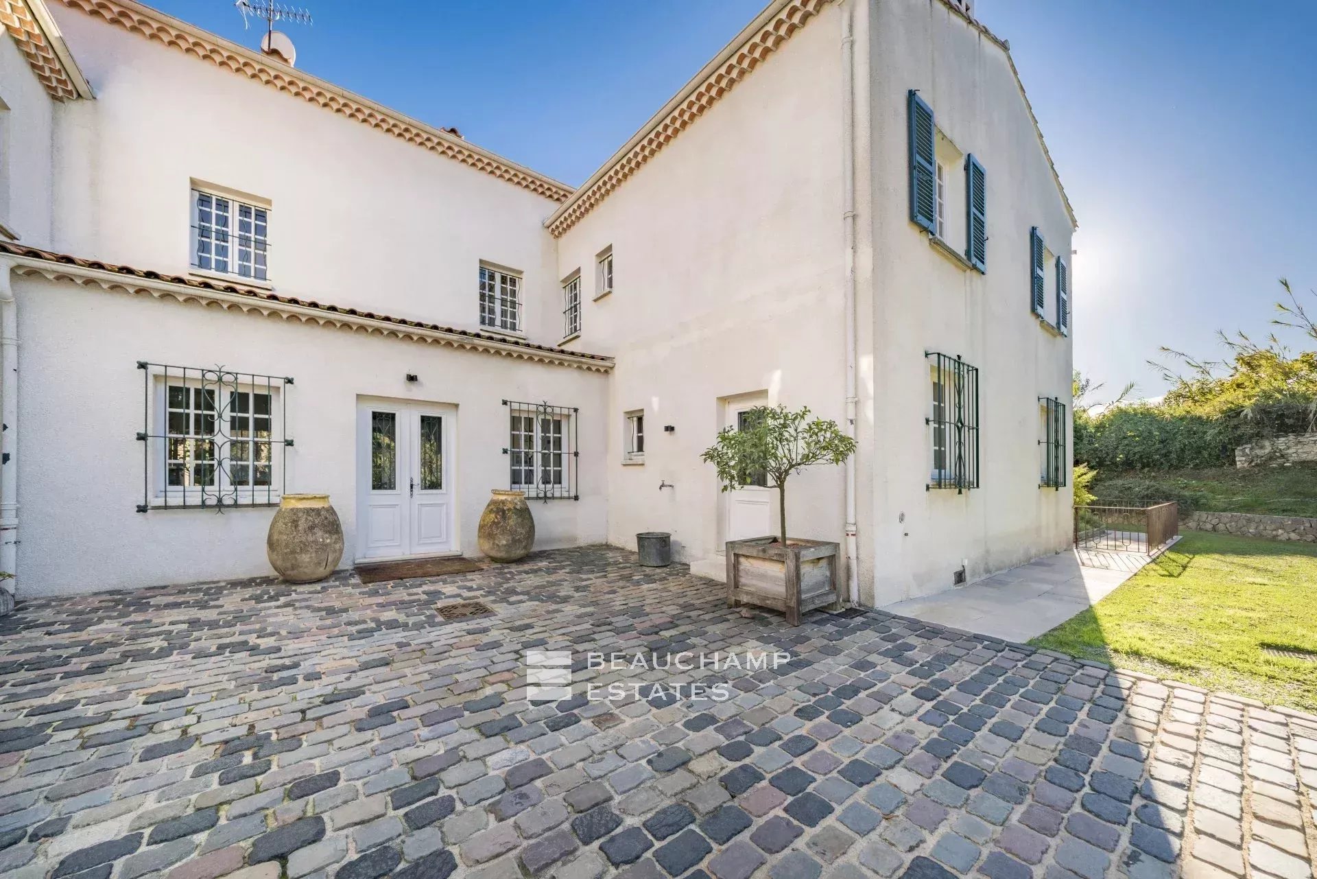 Villa de charmes de 6 chambres à proximité du vieil Antibes Charming 6-bedroom villa near Old Antibes