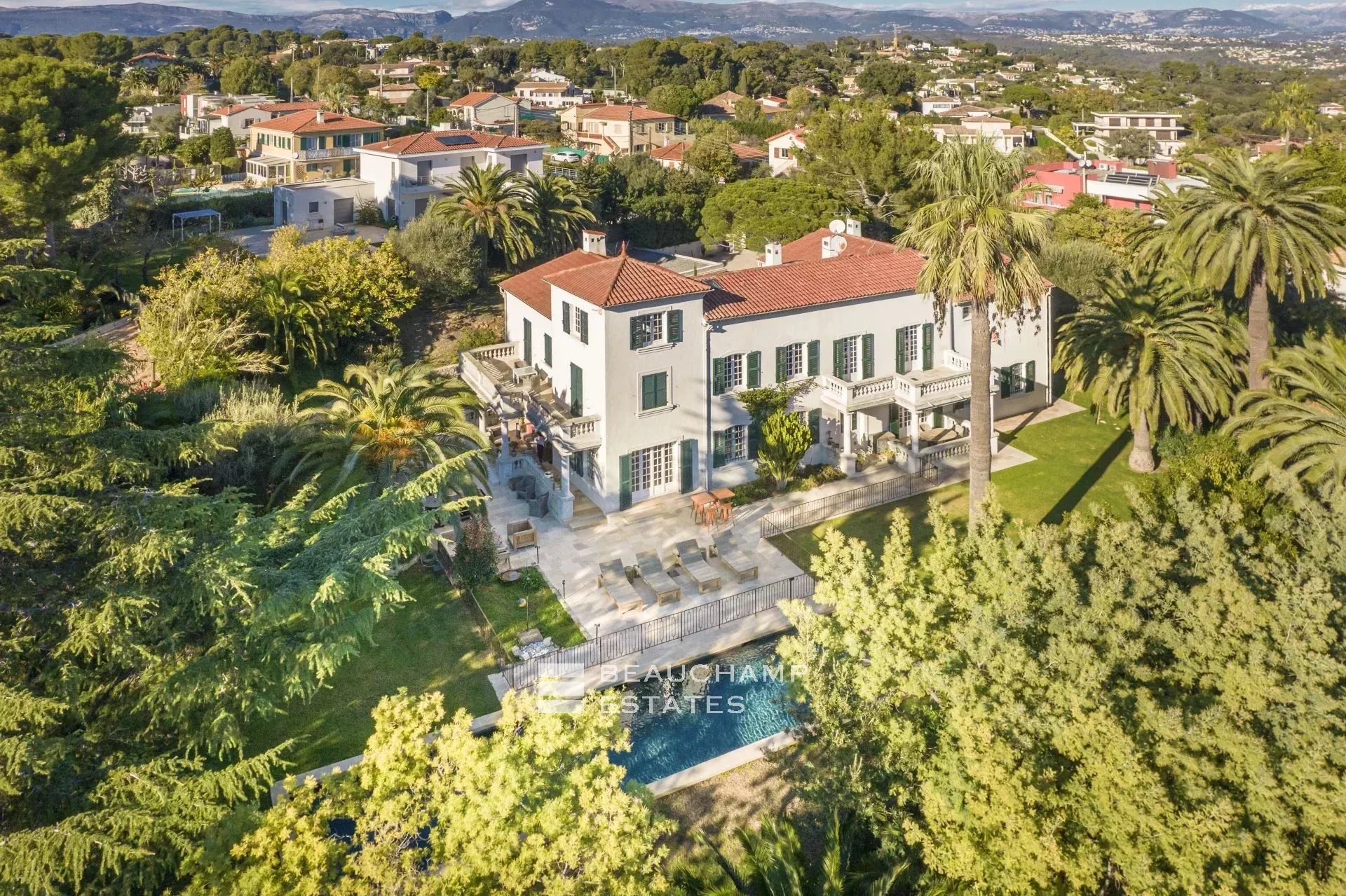 Villa de charmes de 6 chambres à proximité du vieil Antibes Charming 6-bedroom villa near Old Antibes