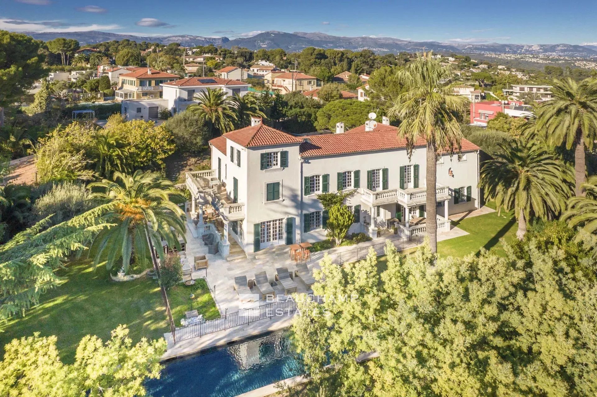 Villa de charmes de 6 chambres à proximité du vieil Antibes Charming 6-bedroom villa near Old Antibes