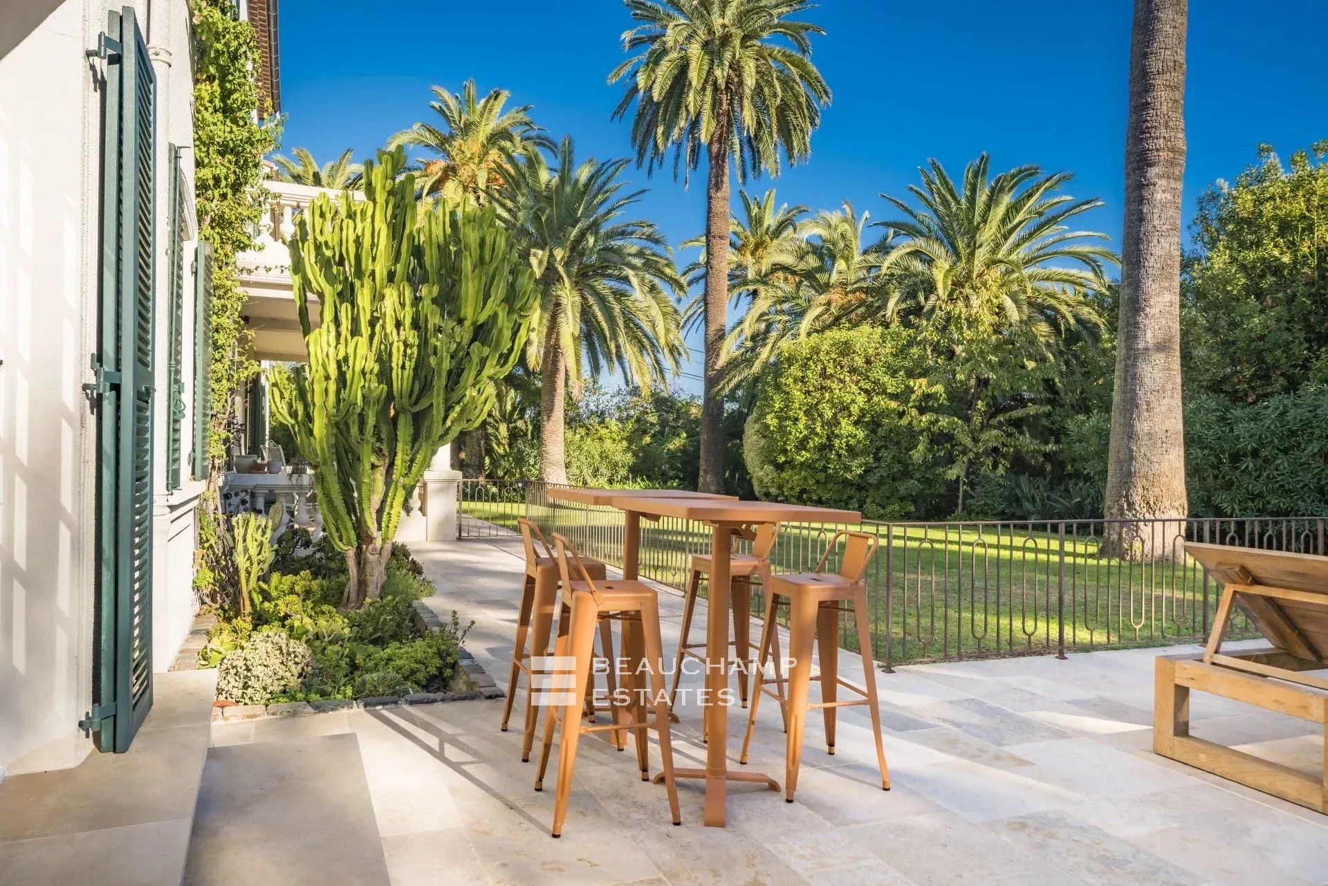 Villa de charmes de 6 chambres à proximité du vieil Antibes Charming 6-bedroom villa near Old Antibes