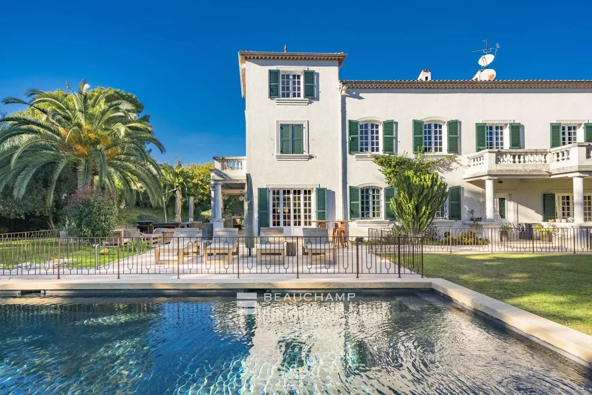 Villa de charmes de 6 chambres à proximité du vieil Antibes Charming 6-bedroom villa near Old Antibes