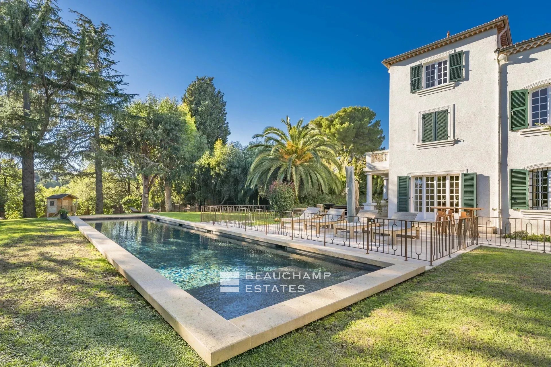 Villa de charmes de 6 chambres à proximité du vieil Antibes Charming 6-bedroom villa near Old Antibes