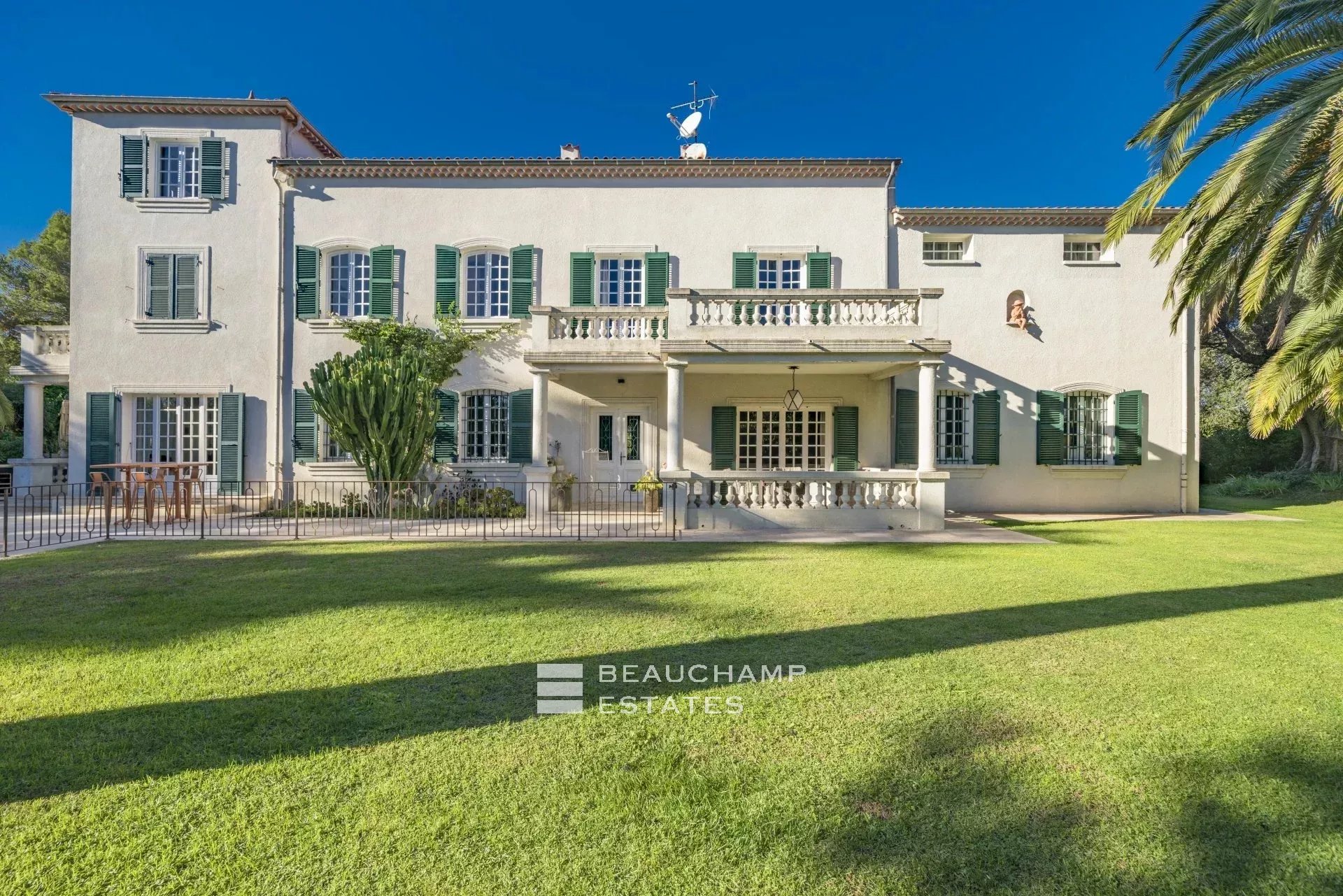 Villa de charmes de 6 chambres à proximité du vieil Antibes Charming 6-bedroom villa near Old Antibes