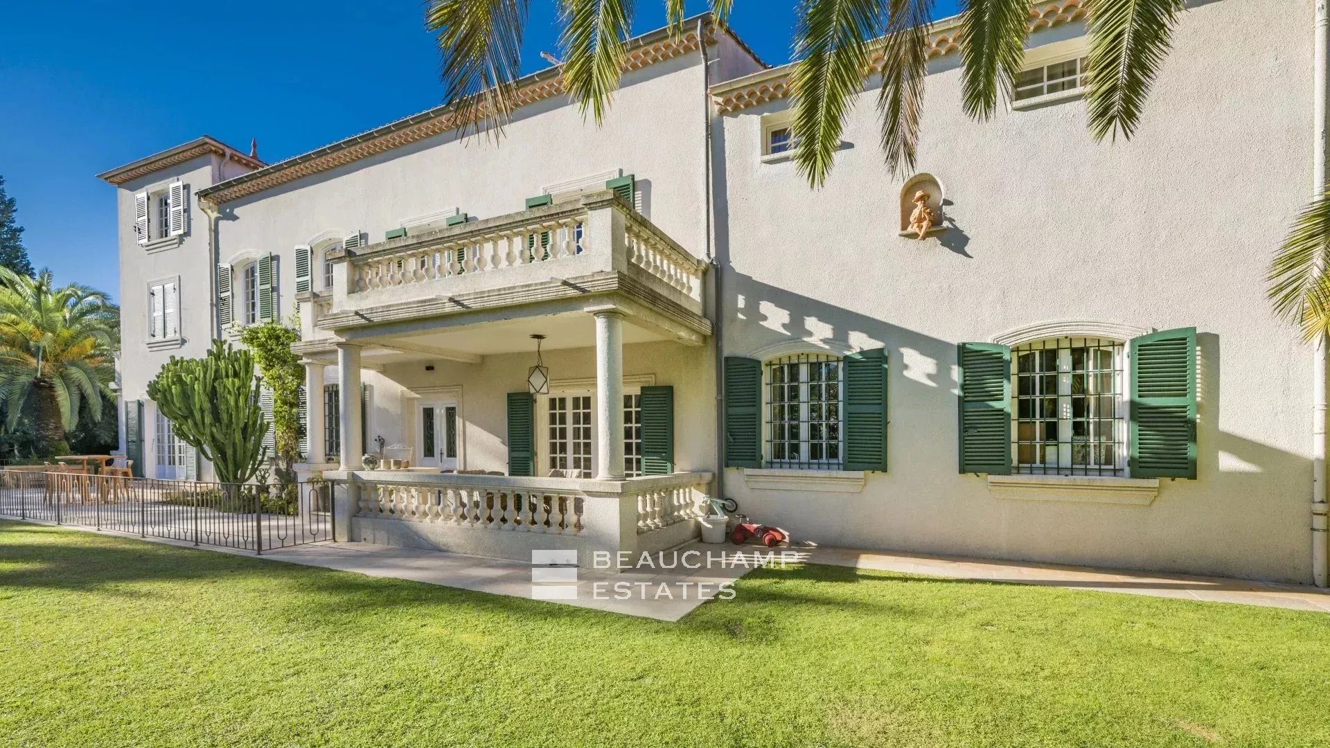 Villa de charmes de 6 chambres à proximité du vieil Antibes Charming 6-bedroom villa near Old Antibes