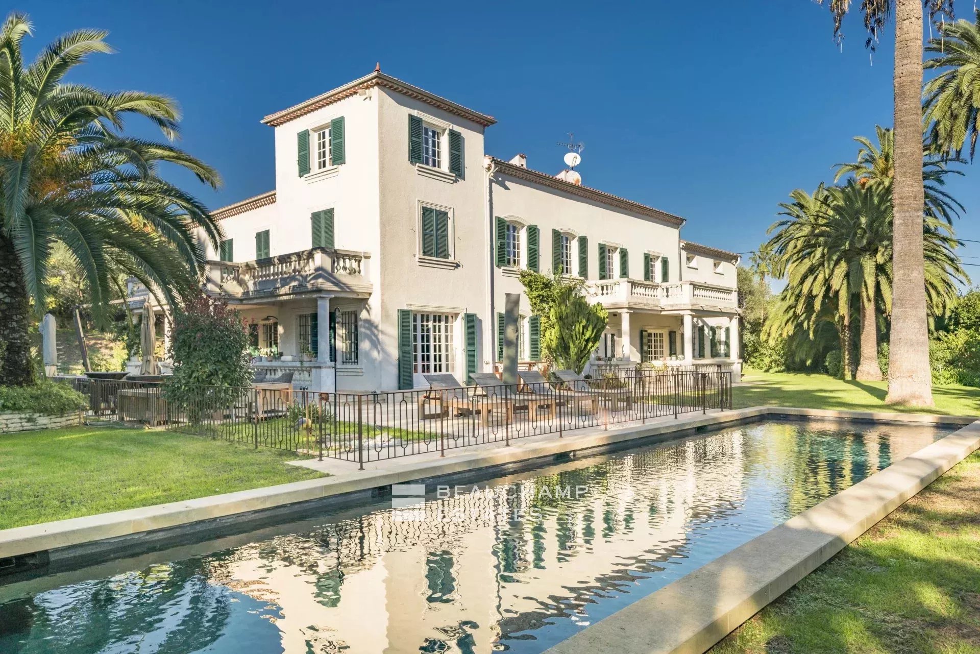 Villa de charmes de 6 chambres à proximité du vieil Antibes Charming 6-bedroom villa near Old Antibes