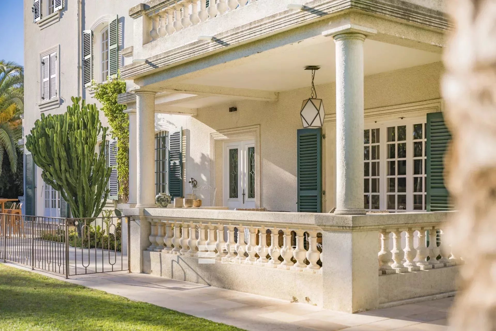 Villa de charmes de 6 chambres à proximité du vieil Antibes Charming 6-bedroom villa near Old Antibes