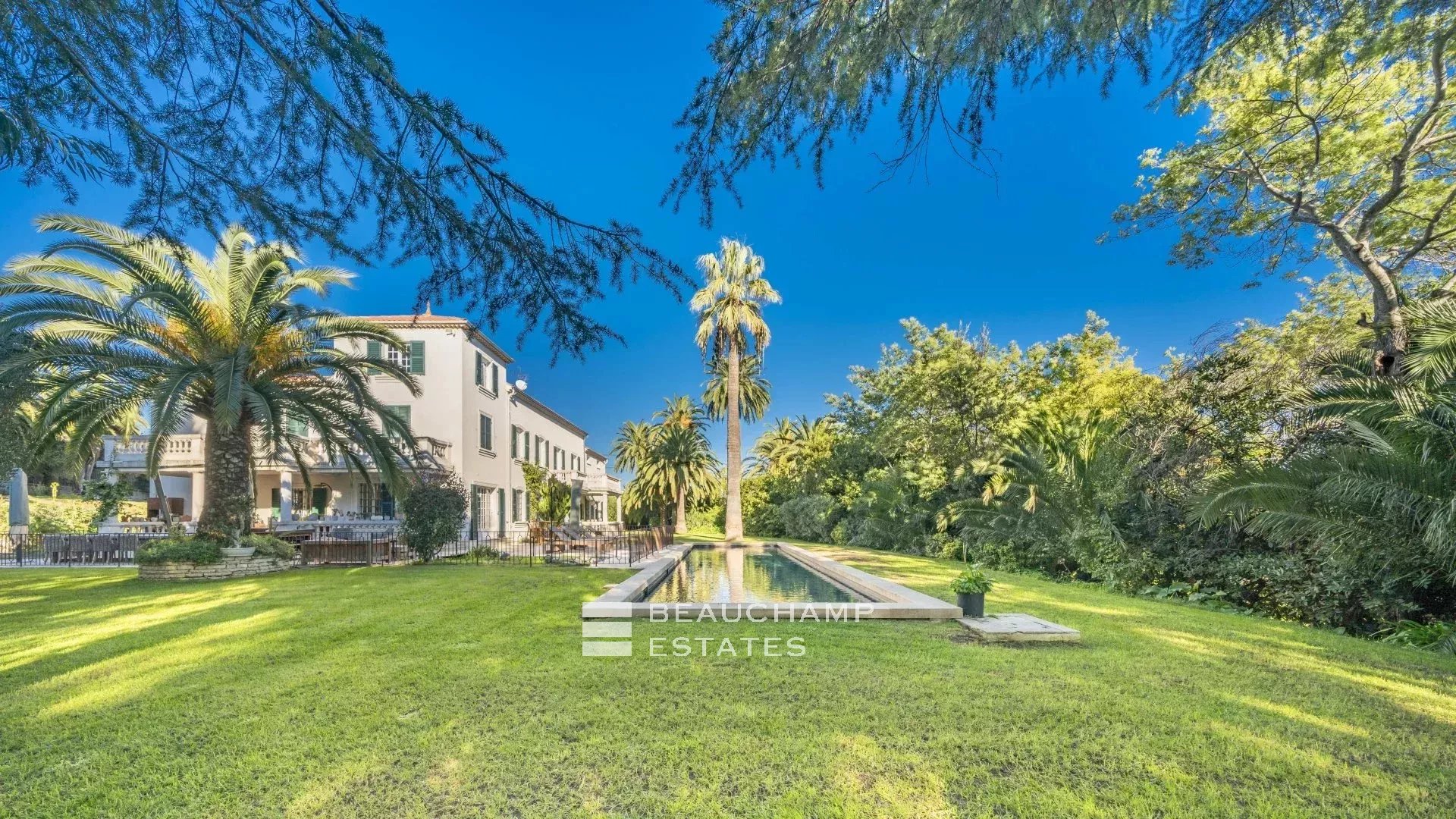 Villa de charmes de 6 chambres à proximité du vieil Antibes Charming 6-bedroom villa near Old Antibes