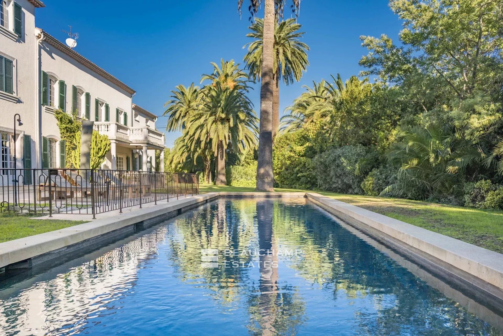 Villa de charmes de 6 chambres à proximité du vieil Antibes Charming 6-bedroom villa near Old Antibes