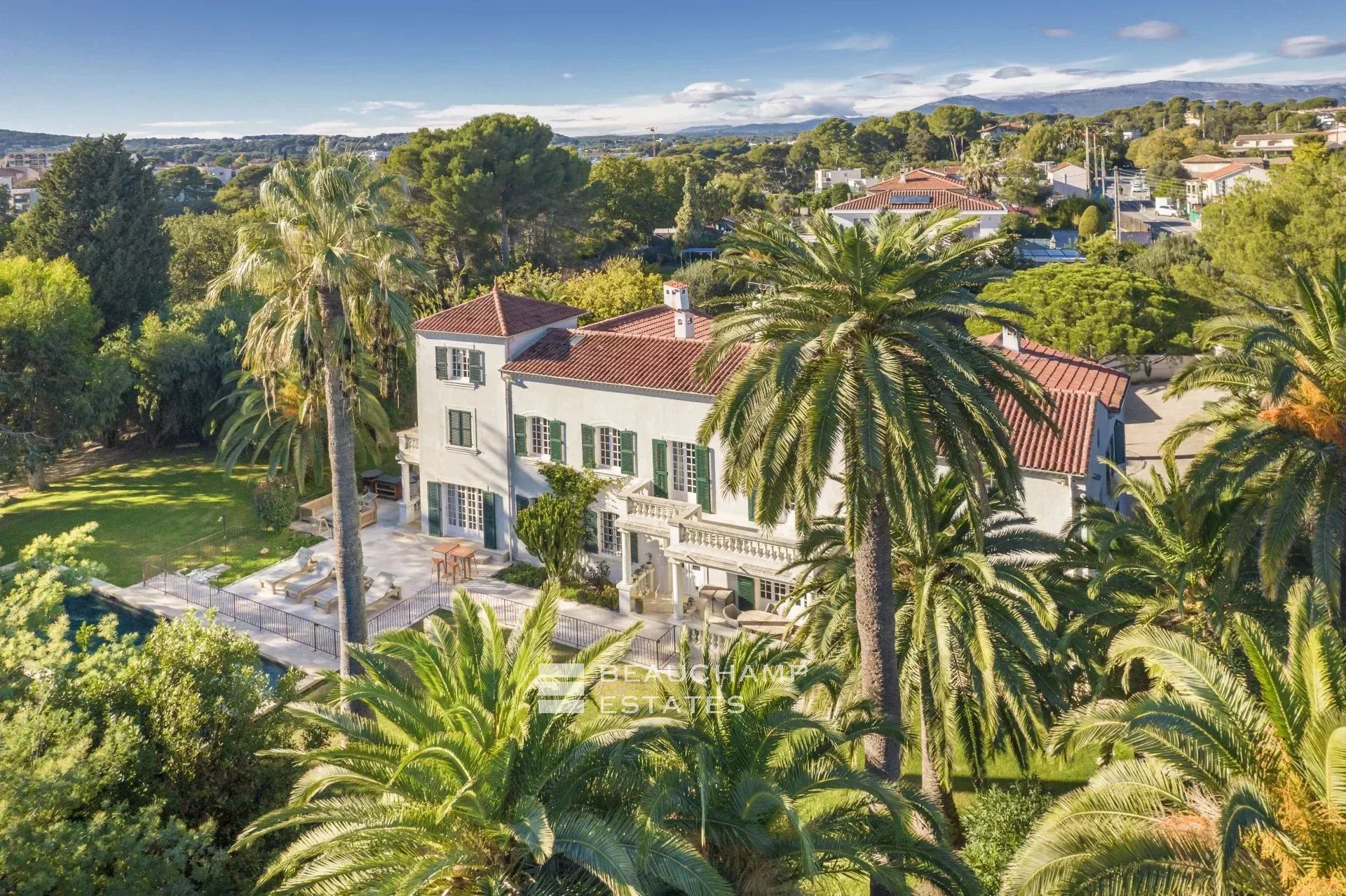 Villa de charmes de 6 chambres à proximité du vieil Antibes Charming 6-bedroom villa near Old Antibes