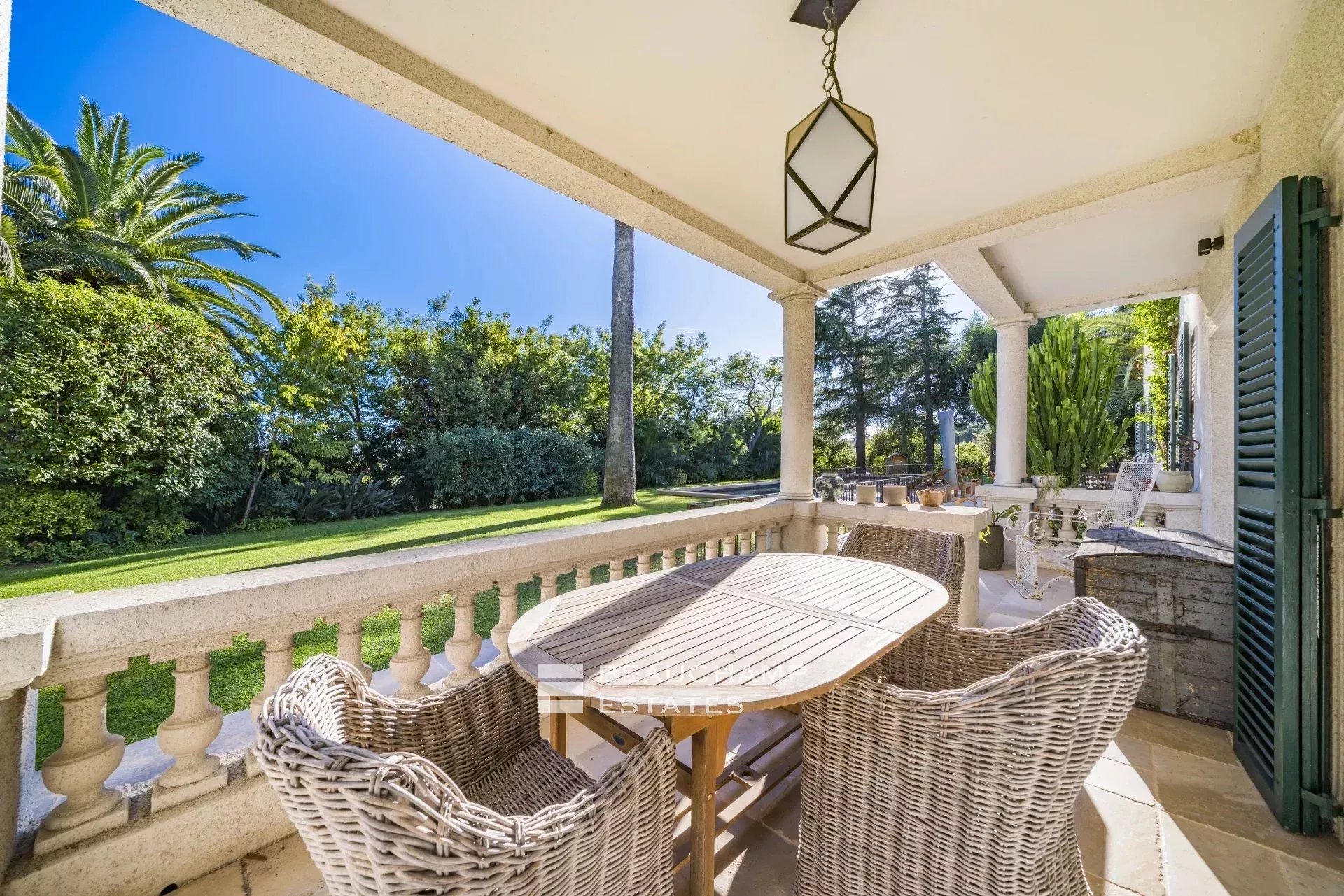 Villa de charmes de 6 chambres à proximité du vieil Antibes Charming 6-bedroom villa near Old Antibes