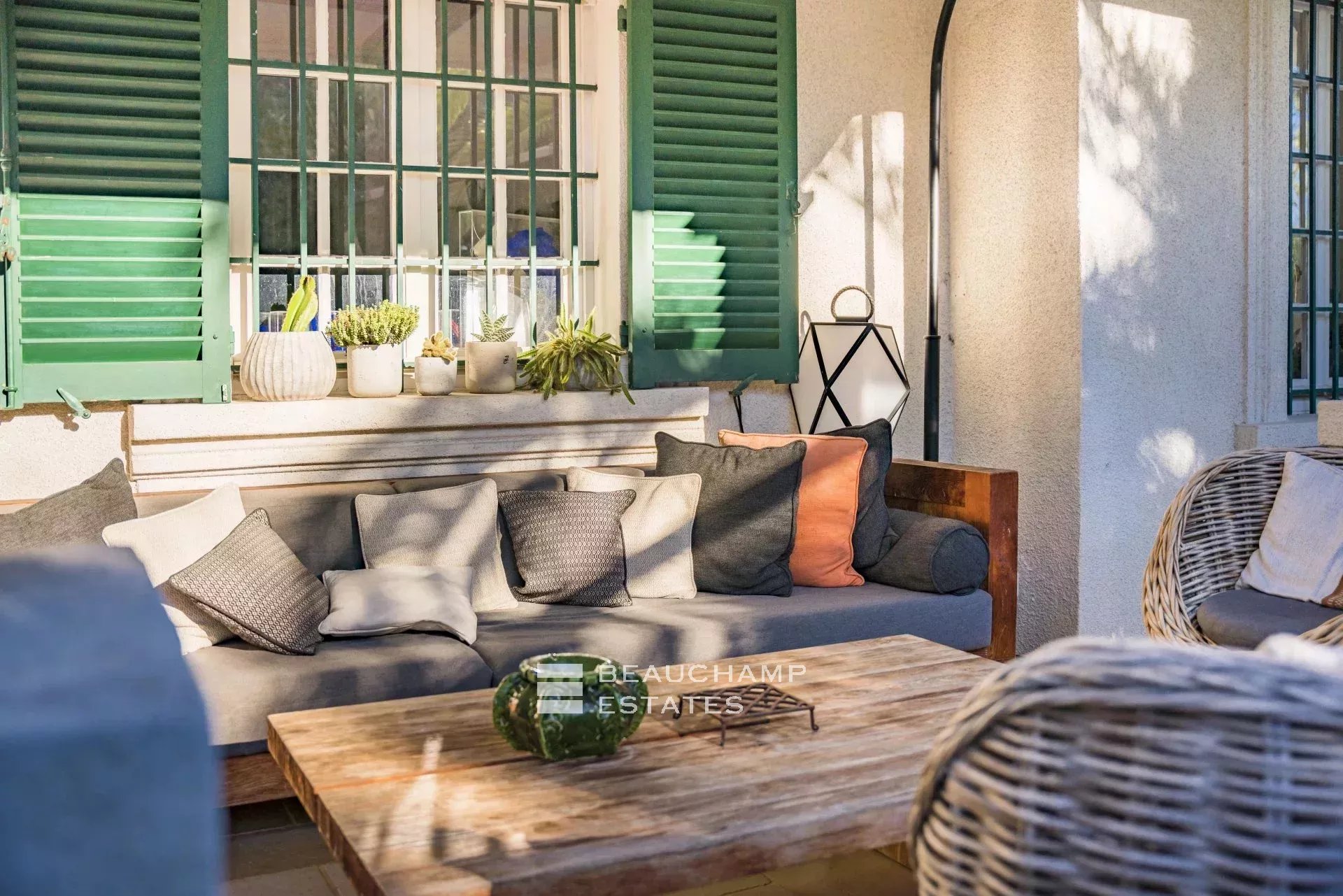 Villa de charmes de 6 chambres à proximité du vieil Antibes Charming 6-bedroom villa near Old Antibes