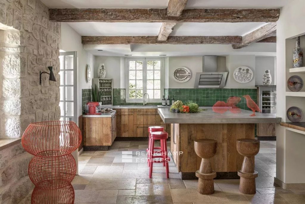 Charming 6-bedroom villa near Old Antibes