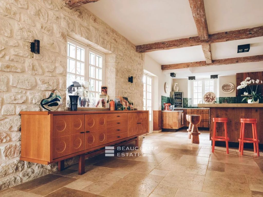 Charming 6-bedroom villa near Old Antibes