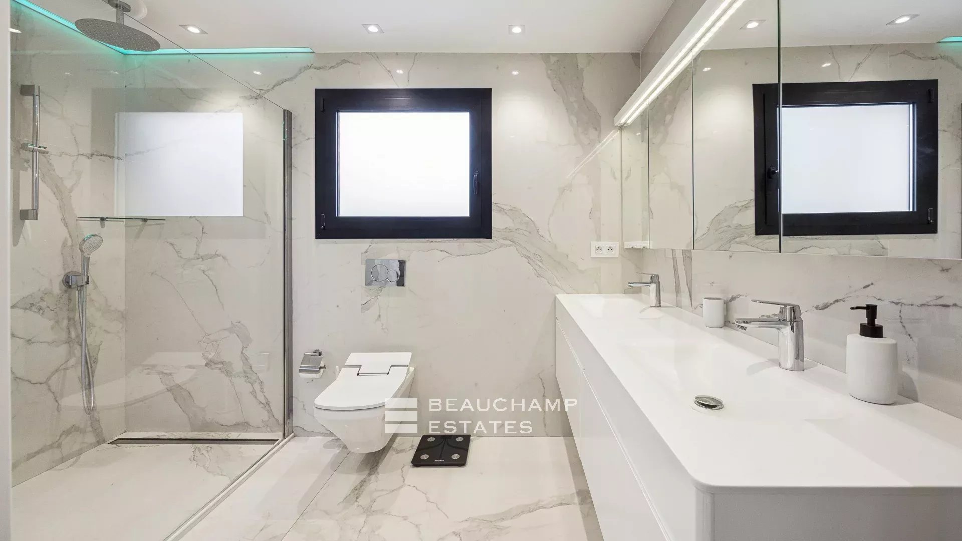 Charmante villa contemporaine de 4 chambres à Roquebrune Cap Martin Charming contemporary villa with 4 bedrooms in Roquebrune Cap Martin.