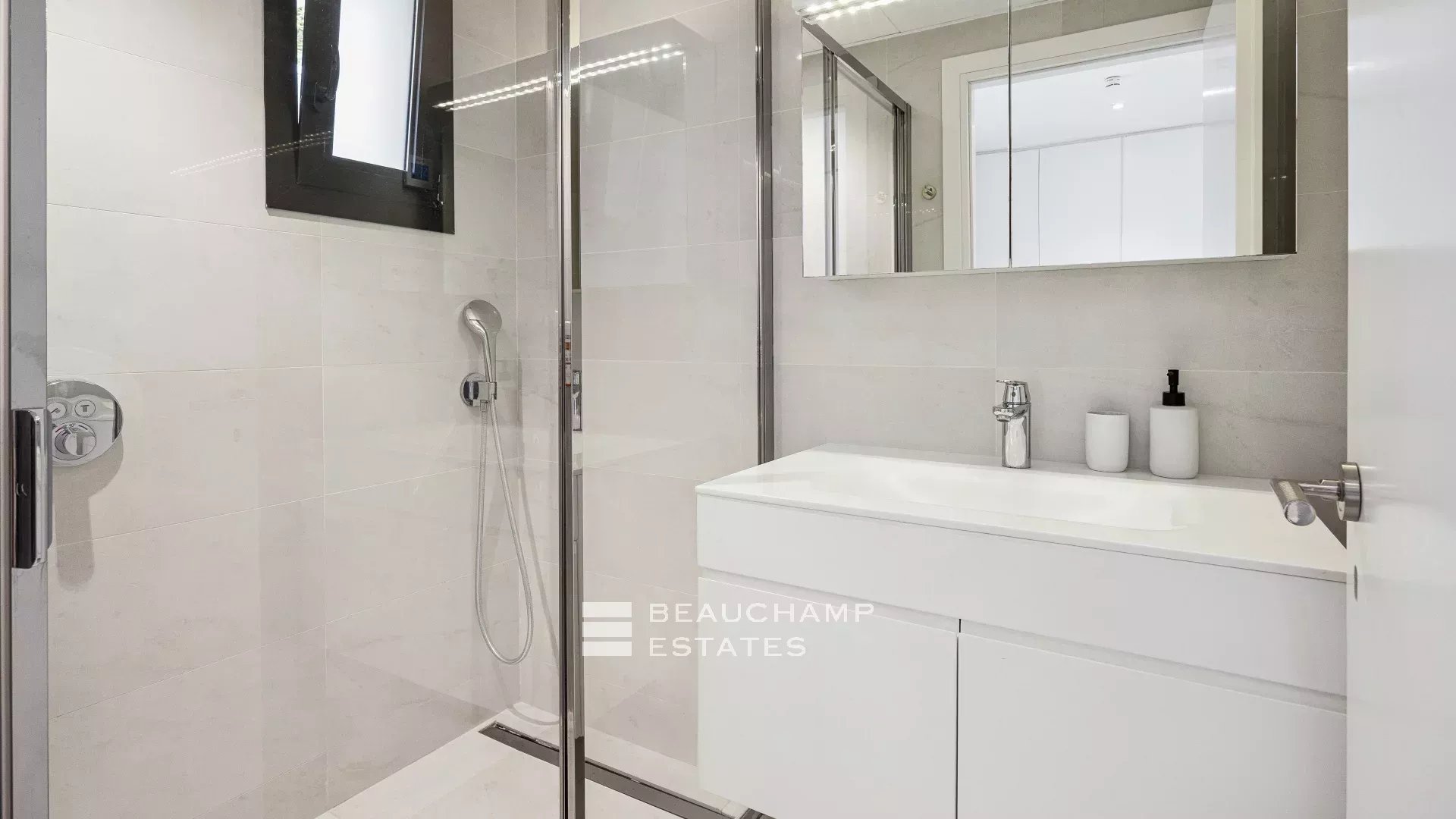 Charmante villa contemporaine de 4 chambres à Roquebrune Cap Martin Charming contemporary villa with 4 bedrooms in Roquebrune Cap Martin.