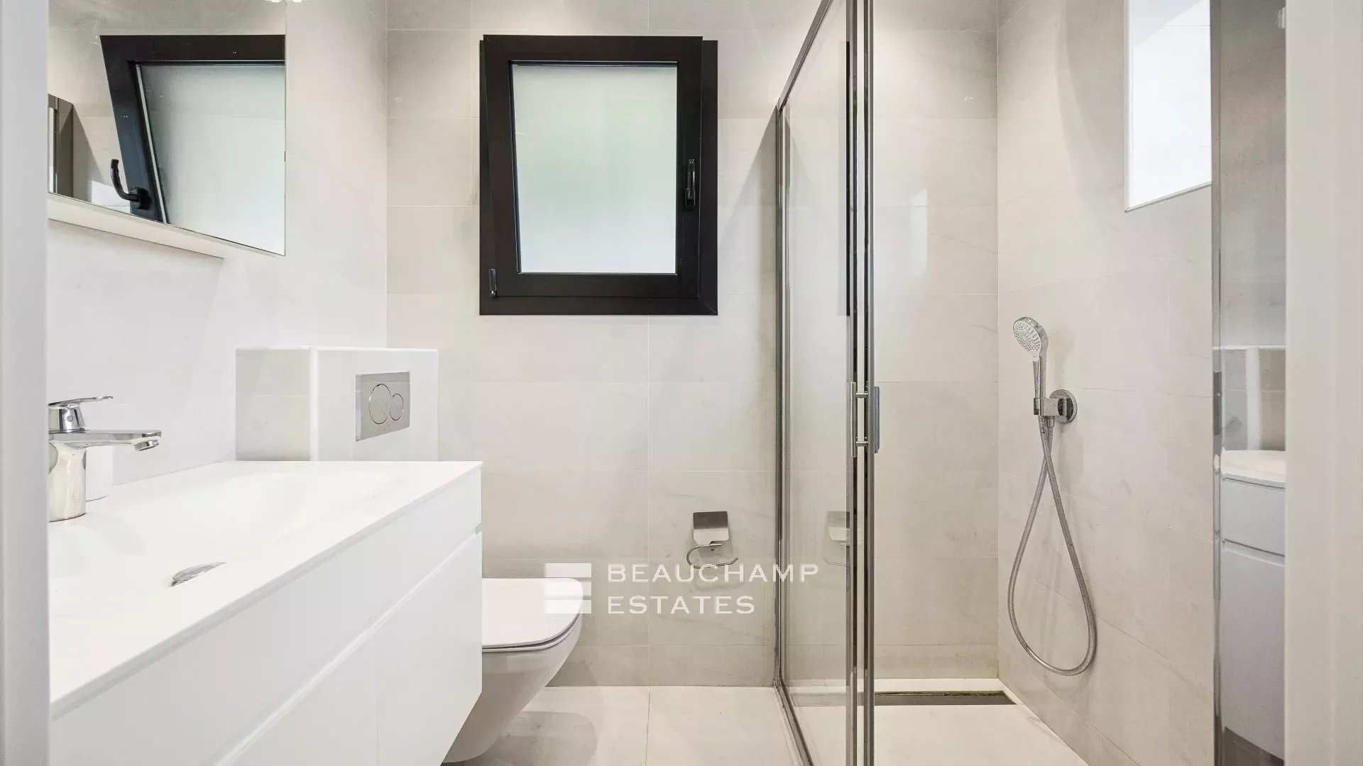 Charmante villa contemporaine de 4 chambres à Roquebrune Cap Martin Charming contemporary villa with 4 bedrooms in Roquebrune Cap Martin.