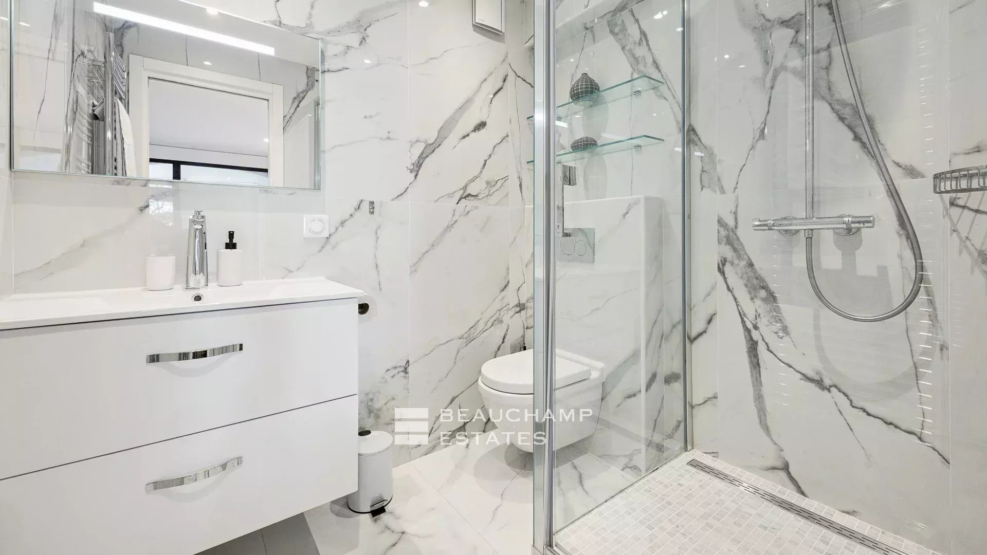 Charmante villa contemporaine de 4 chambres à Roquebrune Cap Martin Charming contemporary villa with 4 bedrooms in Roquebrune Cap Martin.