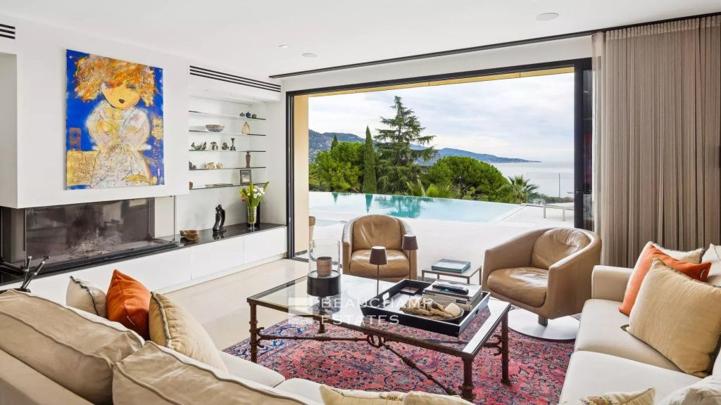 Charming contemporary villa with 4 bedrooms in Roquebrune Cap Martin.