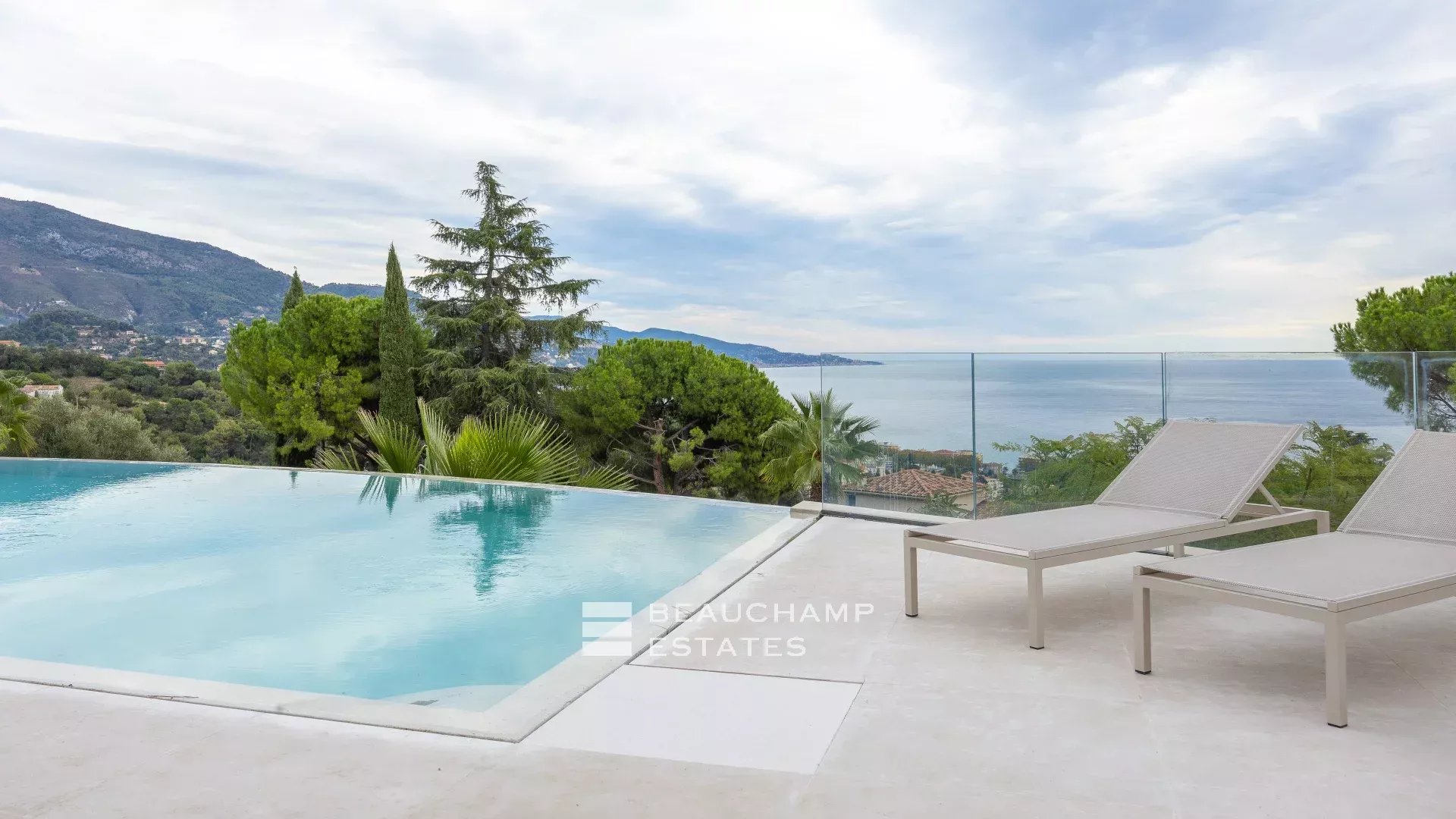 Charmante villa contemporaine de 4 chambres à Roquebrune Cap Martin Charming contemporary villa with 4 bedrooms in Roquebrune Cap Martin.