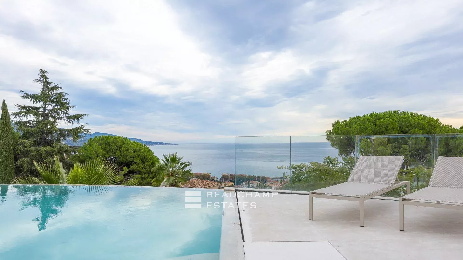 Charmante villa contemporaine de 4 chambres à Roquebrune Cap Martin Charming contemporary villa with 4 bedrooms in Roquebrune Cap Martin.