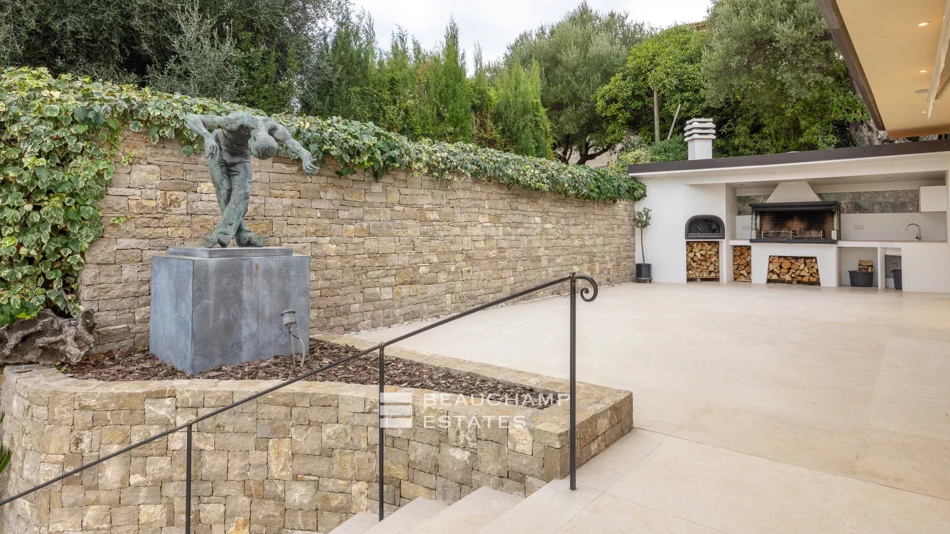 Charmante villa contemporaine de 4 chambres à Roquebrune Cap Martin Charming contemporary villa with 4 bedrooms in Roquebrune Cap Martin.