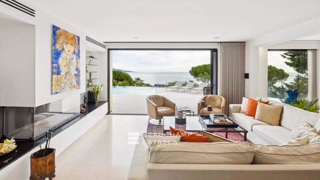 Charming contemporary villa with 4 bedrooms in Roquebrune Cap Martin.