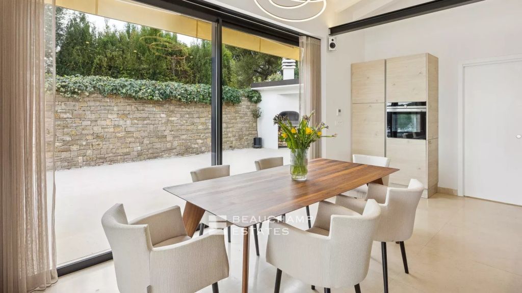 Charming contemporary villa with 4 bedrooms in Roquebrune Cap Martin.