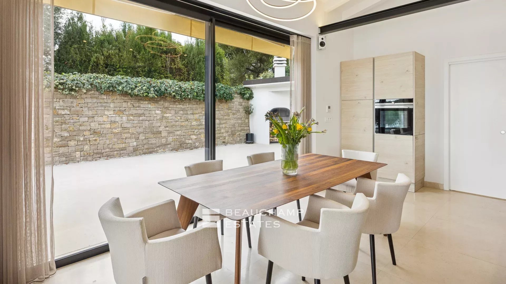 Charmante villa contemporaine de 4 chambres à Roquebrune Cap Martin Charming contemporary villa with 4 bedrooms in Roquebrune Cap Martin.