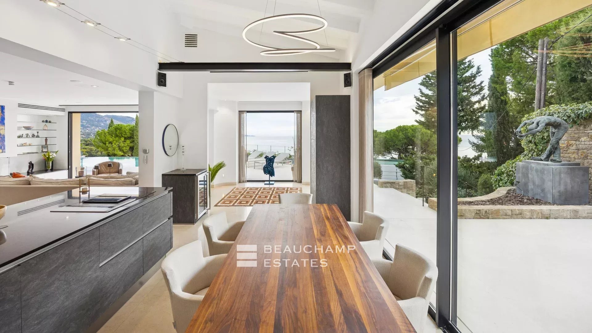 Charmante villa contemporaine de 4 chambres à Roquebrune Cap Martin Charming contemporary villa with 4 bedrooms in Roquebrune Cap Martin.