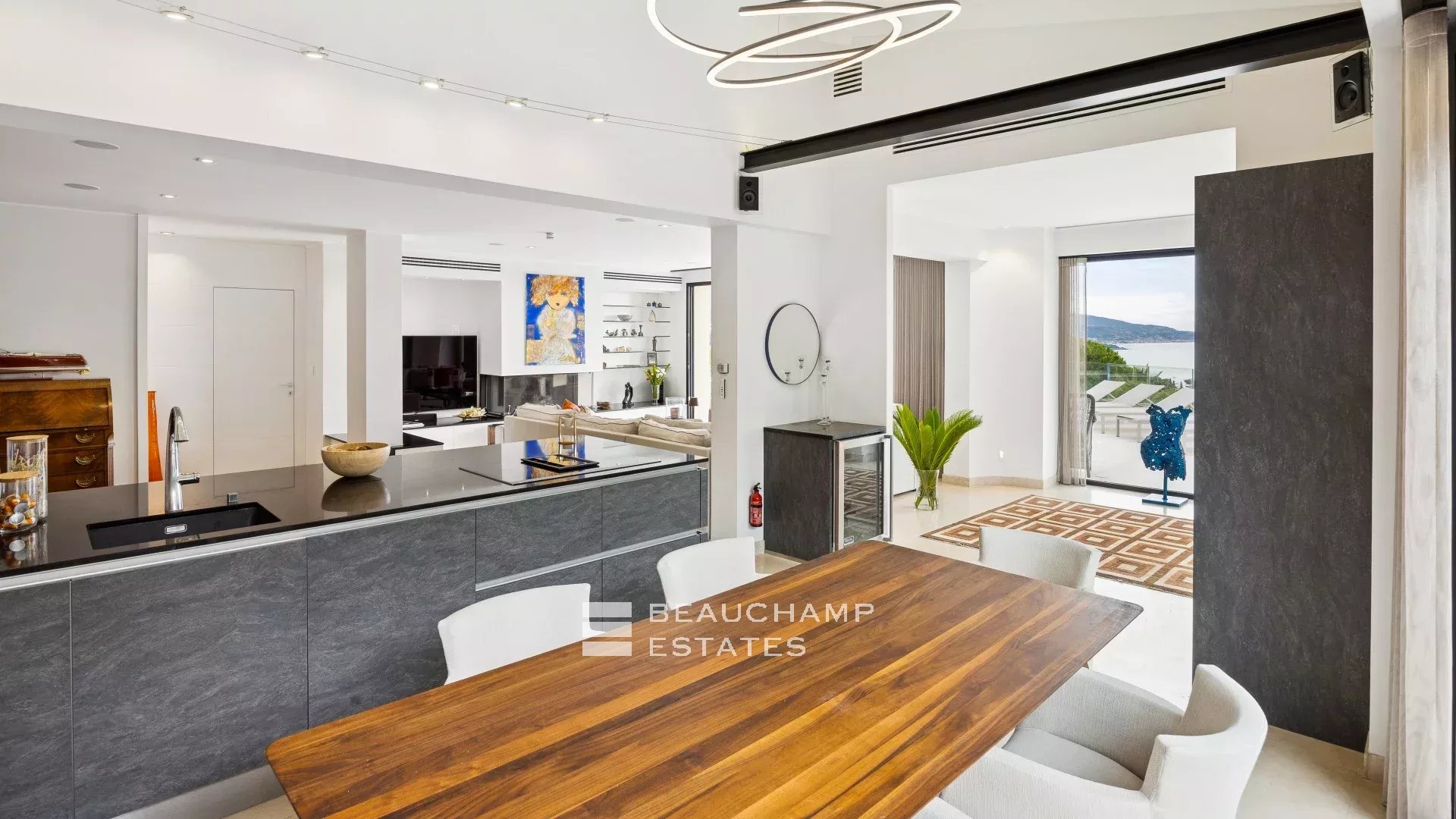 Charmante villa contemporaine de 4 chambres à Roquebrune Cap Martin Charming contemporary villa with 4 bedrooms in Roquebrune Cap Martin.