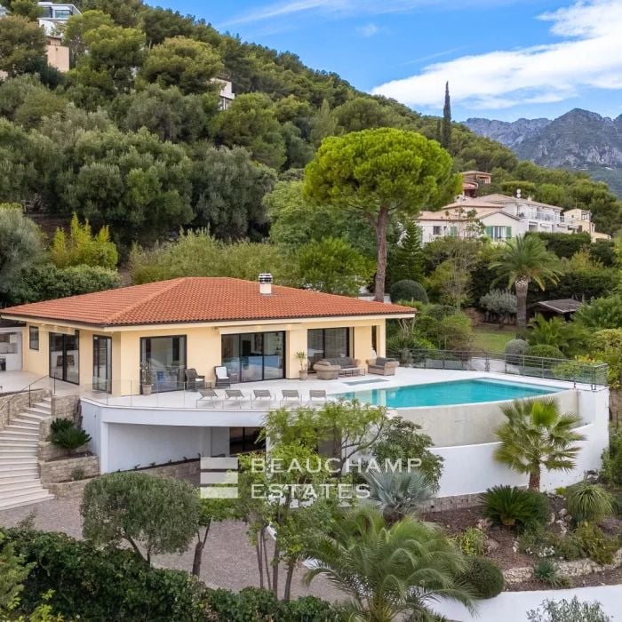 Charming contemporary villa with 4 bedrooms in Roquebrune Cap Martin.