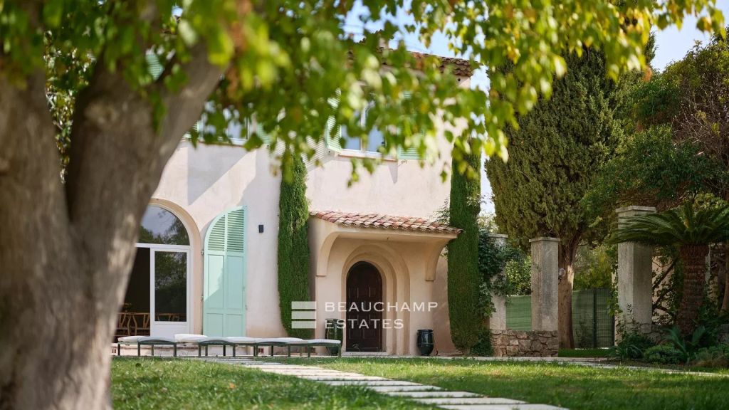 Charming contemporary villa with Provençal style,  6 bedrooms within walking distance of Juan-les-Pins