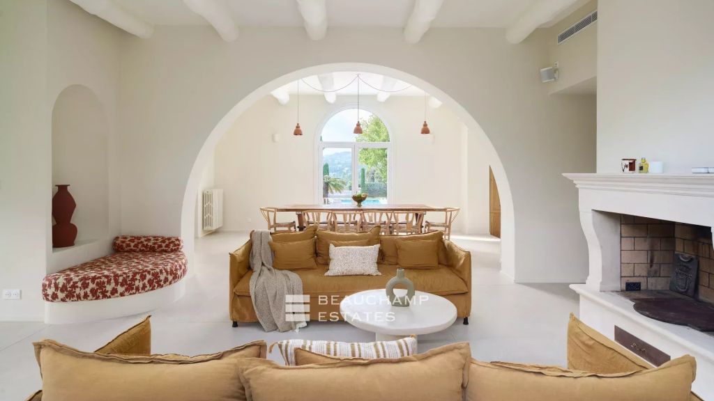 Charming contemporary villa with Provençal style,  6 bedrooms within walking distance of Juan-les-Pins
