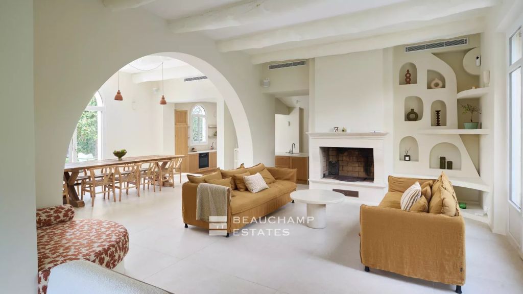 Charming contemporary villa with Provençal style,  6 bedrooms within walking distance of Juan-les-Pins