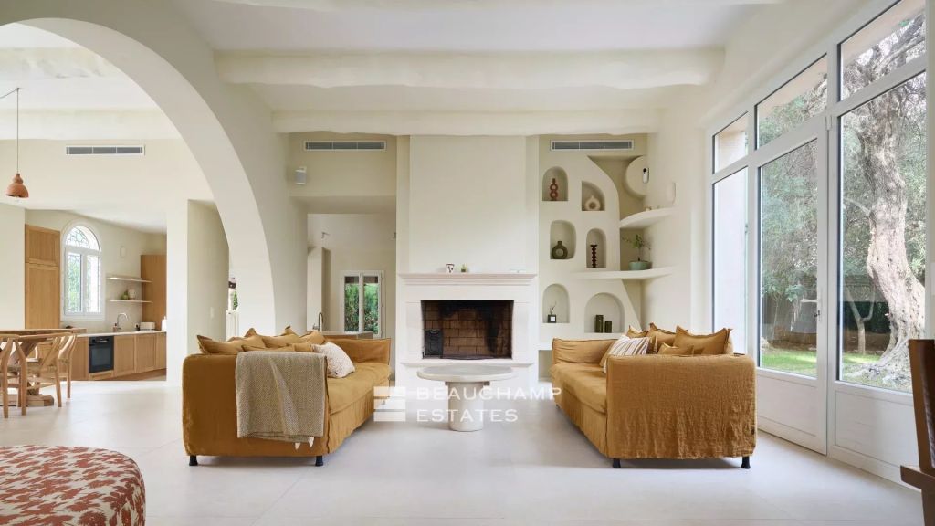 Charming contemporary villa with Provençal style,  6 bedrooms within walking distance of Juan-les-Pins