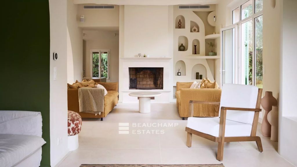 Charming contemporary villa with Provençal style,  6 bedrooms within walking distance of Juan-les-Pins