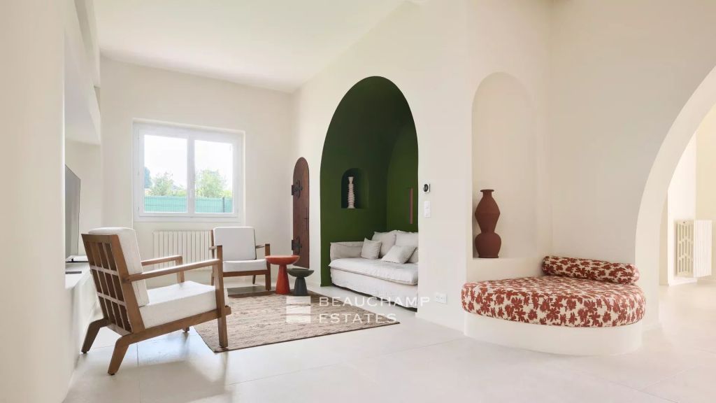 Charming contemporary villa with Provençal style,  6 bedrooms within walking distance of Juan-les-Pins