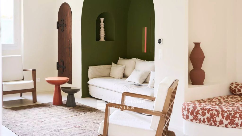 Charming contemporary villa with Provençal style,  6 bedrooms within walking distance of Juan-les-Pins