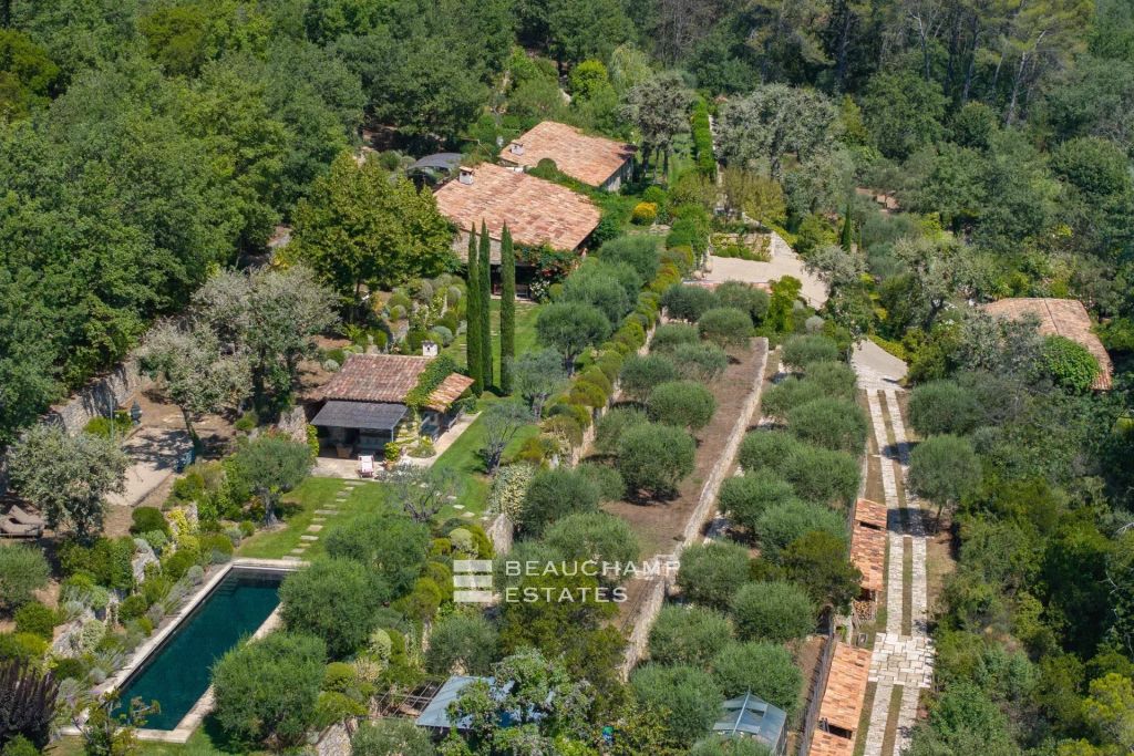 Charming property with swimming pool