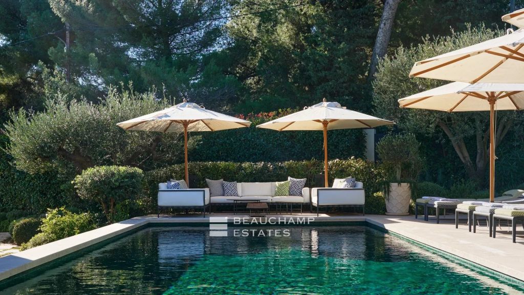 Charming villa ideally located in the heart of Cap d’Antibes, within walking distance of the beaches