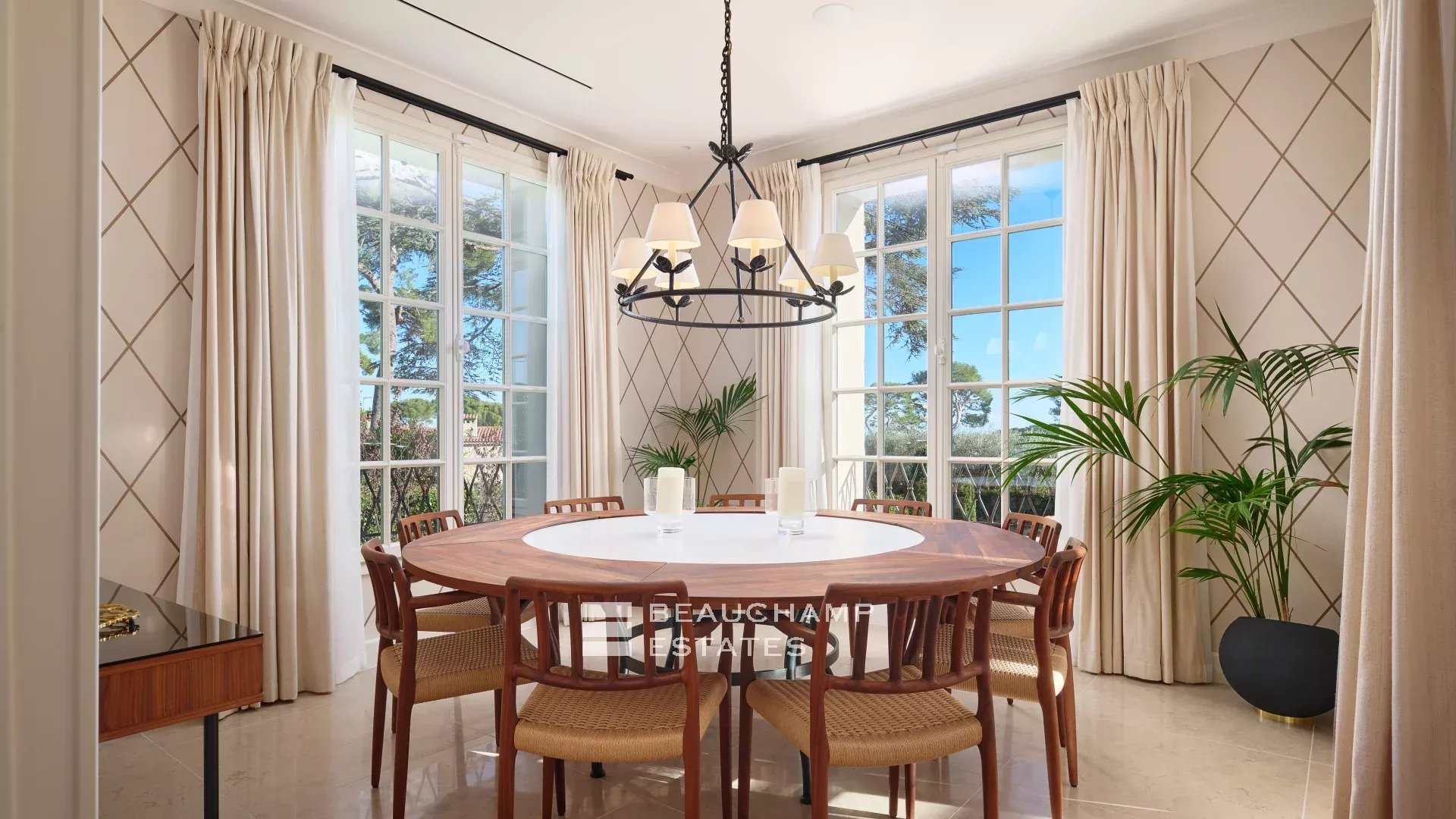 Charmante villa idéalement située au cœur du Cap d’Antibes, à pied des plages Charming villa ideally located in the heart of Cap d’Antibes, within walking distance of the beaches