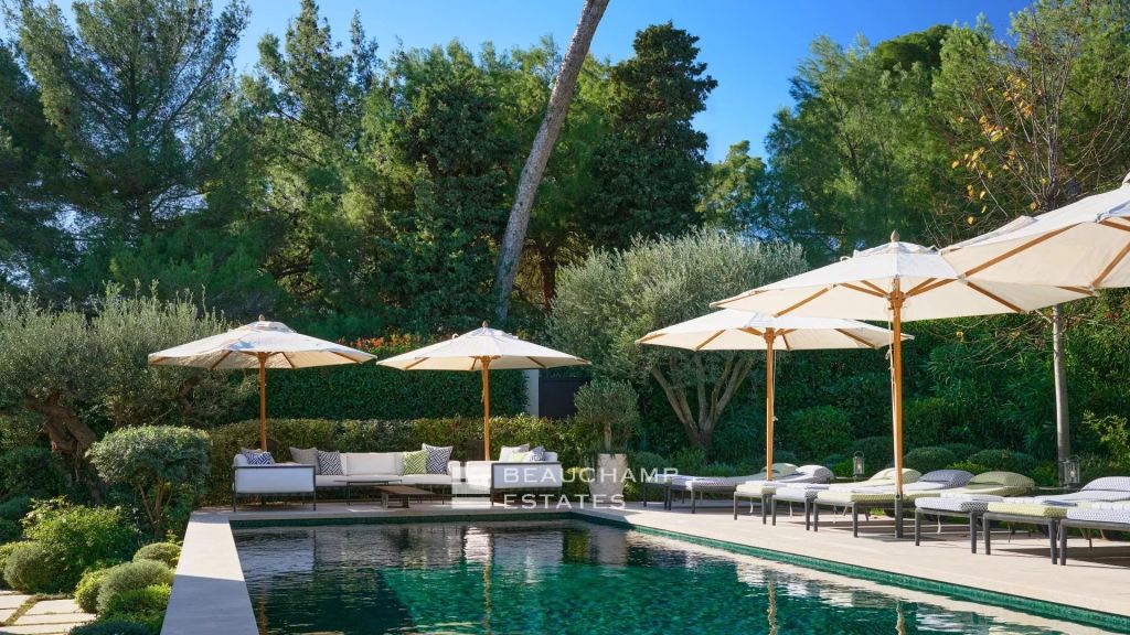 Charming villa ideally located in the heart of Cap d’Antibes, within walking distance of the beaches